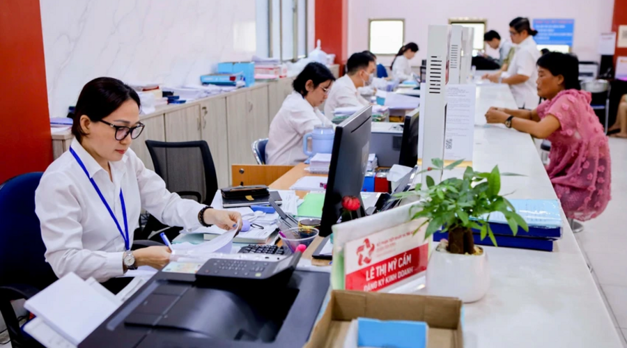 Nhân viên trong lĩnh vực hành chính am hiểu về quy trình, thủ tục giấy tờ và pháp lý đang làm việc tại văn phòng công