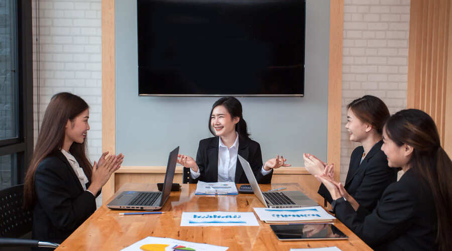 A group of RPO service consultants from Manpower Vietnam is discussing the service with clients