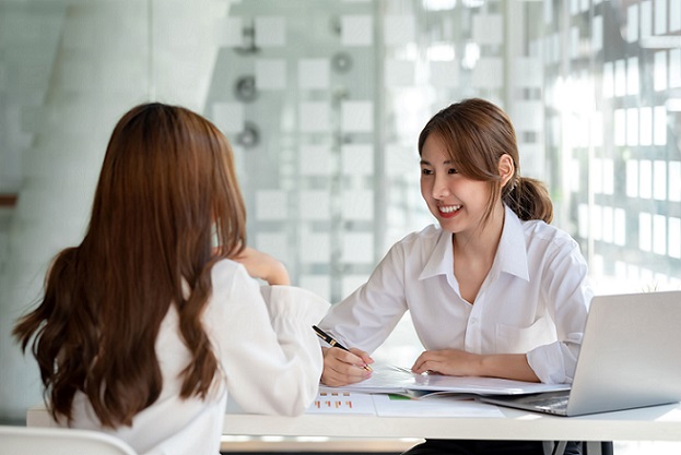 Hai người trong buổi phỏng vấn của headhunter chuyên nghiệp