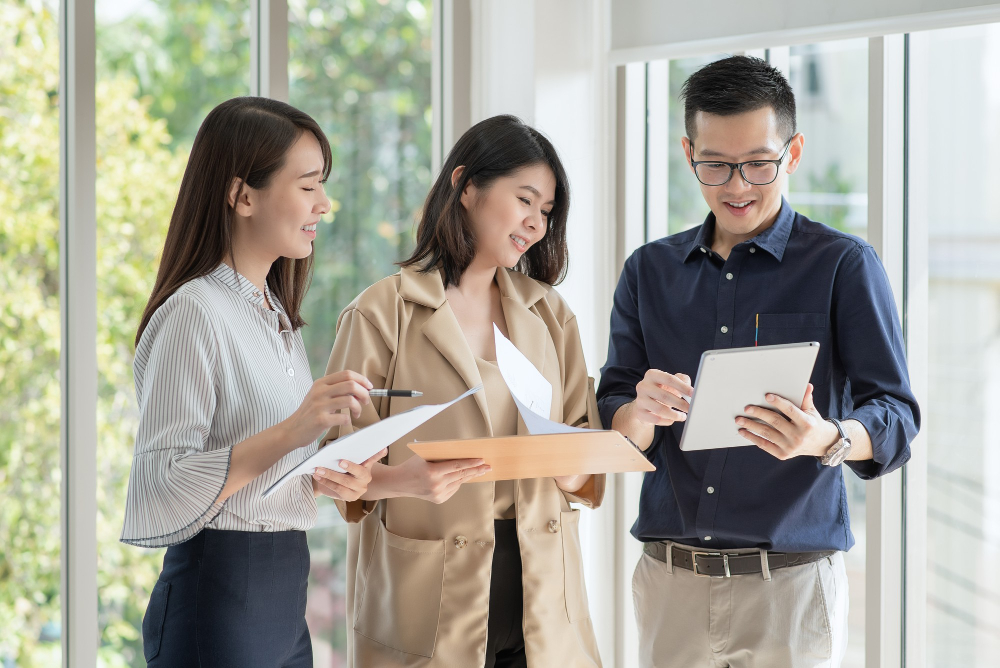 Nhóm tư vấn nhân sự tại Hà Nội đang trao đổi ý tưởng trong văn phòng