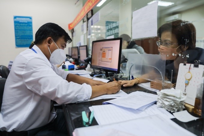 Officials and public servants in Vietnam seeking new career directions after workforce streamlining.