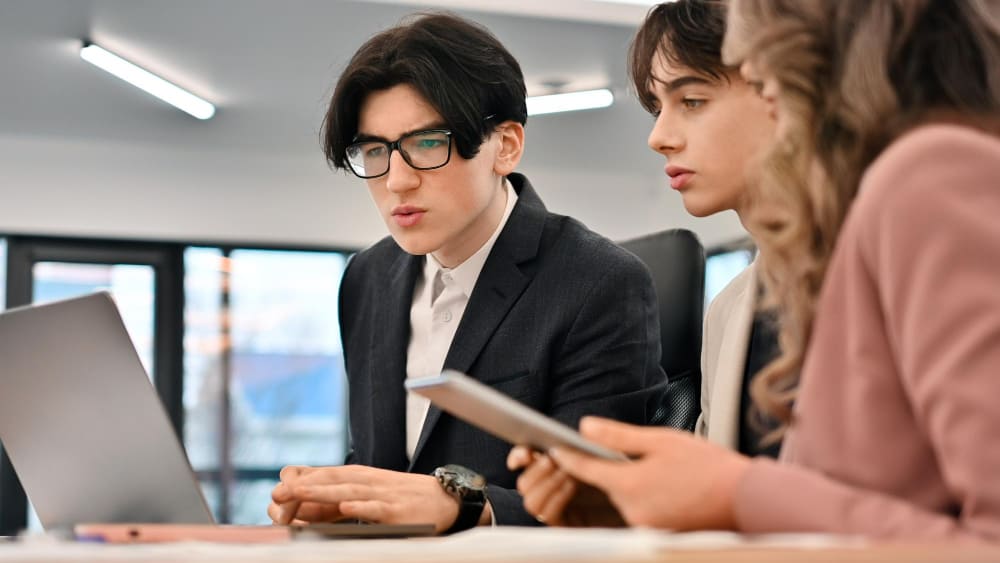 An Industry-Specific RPO Service consultant from Manpower Vietnam is advising a client on hiring needs