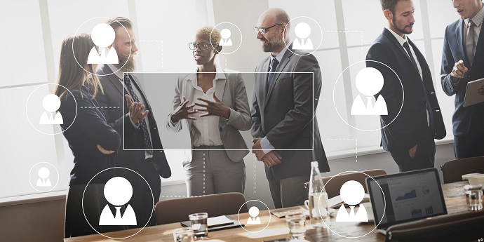 Một team doanh nhân đang trong văn phòng, với overlay là mạng lưới headhunter
