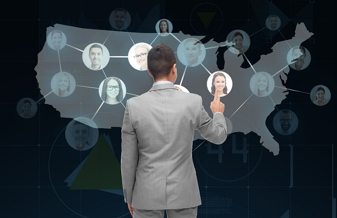 Người đàn ông đóng vai trò headhunter đang tìm kiếm ứng viên phù hợp