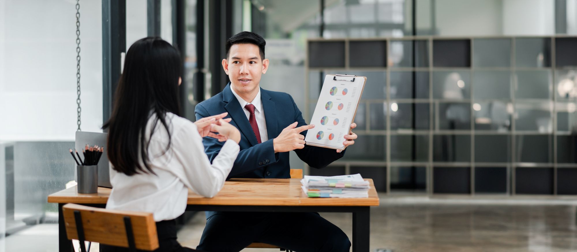 consultant talking to candidates about how to fix resume