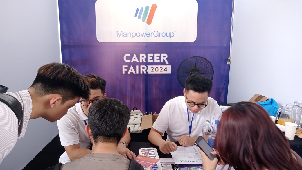 ManpowerGroup Vietnam recruitment consultants assisted BUV students in correcting CVs and building LinkedIn profiles