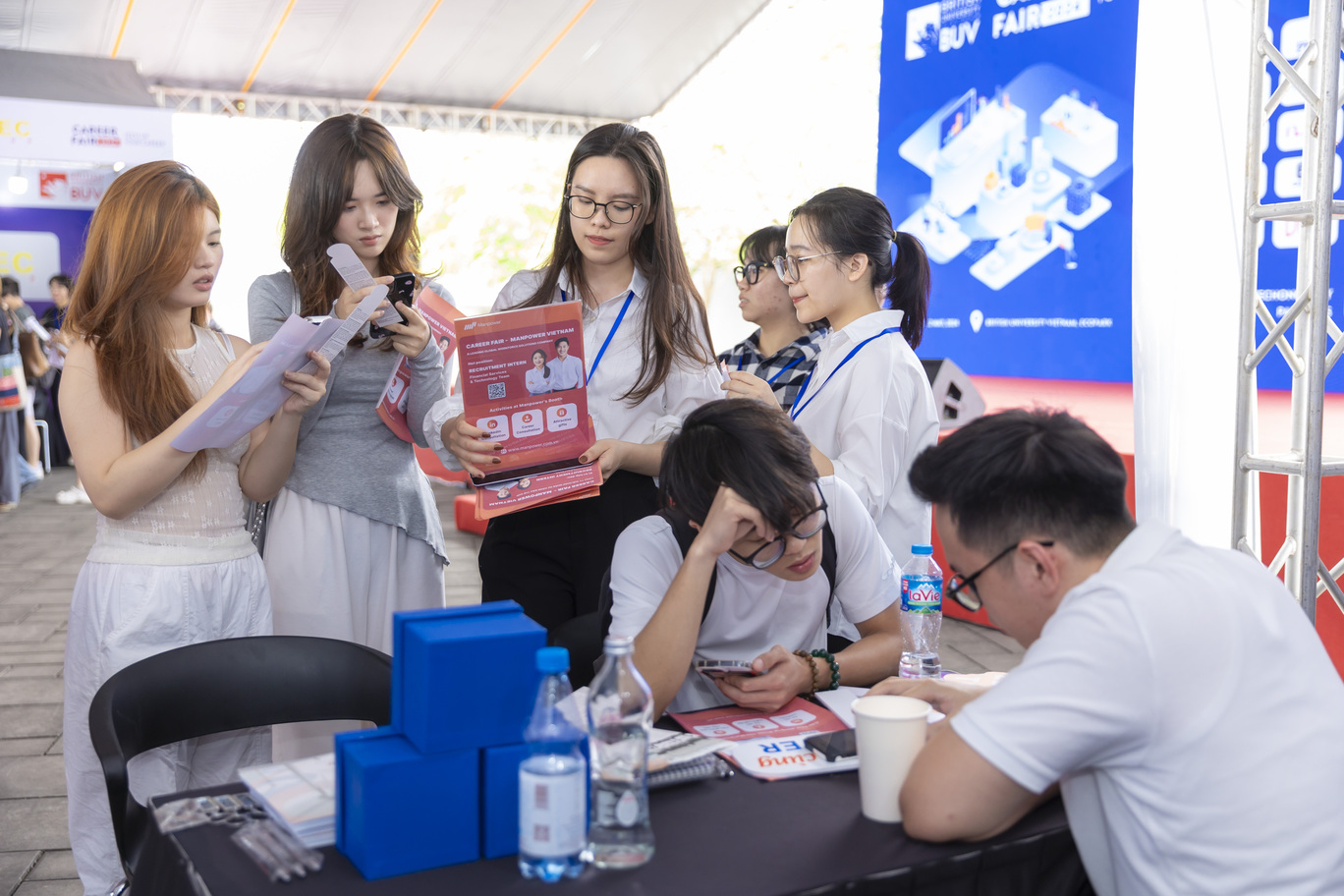 BUV students scanned QR codes to apply internship jobs at ManpowerGroup Vietnam