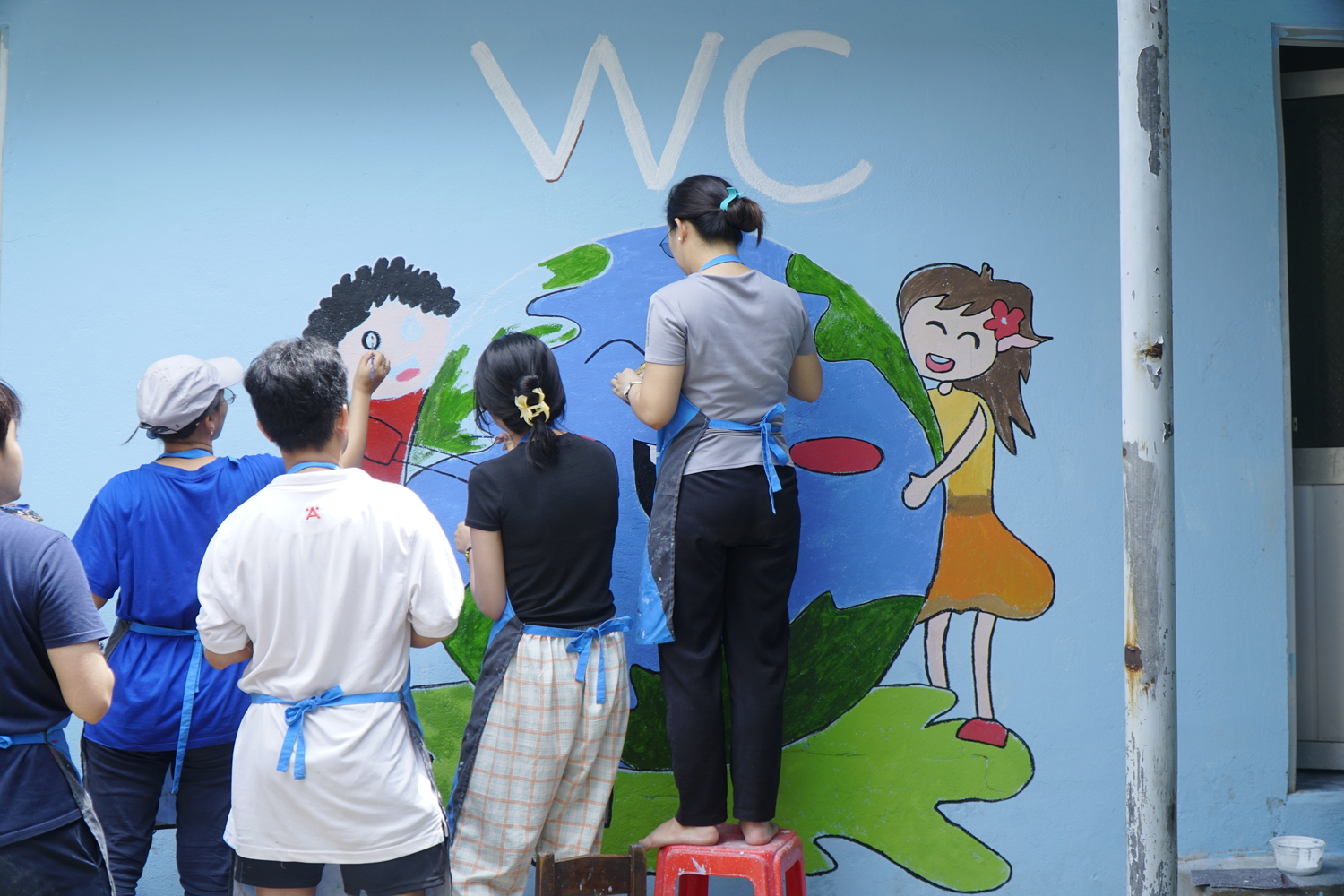 ManpowerGroup Vietnam’s employees painted beautiful, vividpictures with many colors on a kindergarten school’s walls for the children in Binh Thuan in a CSR program.