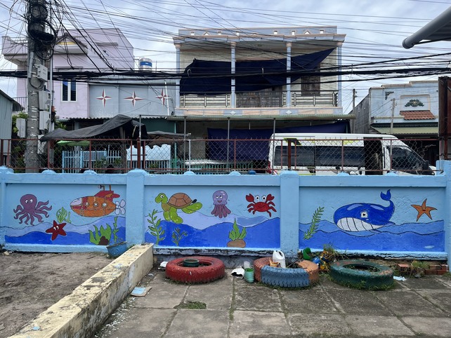 Bức tường rực rỡ sắc màu đại dương xanh do bàn tay của những họa sĩ không chuyên tại ManpowerGroup Việt Nam thể hiện