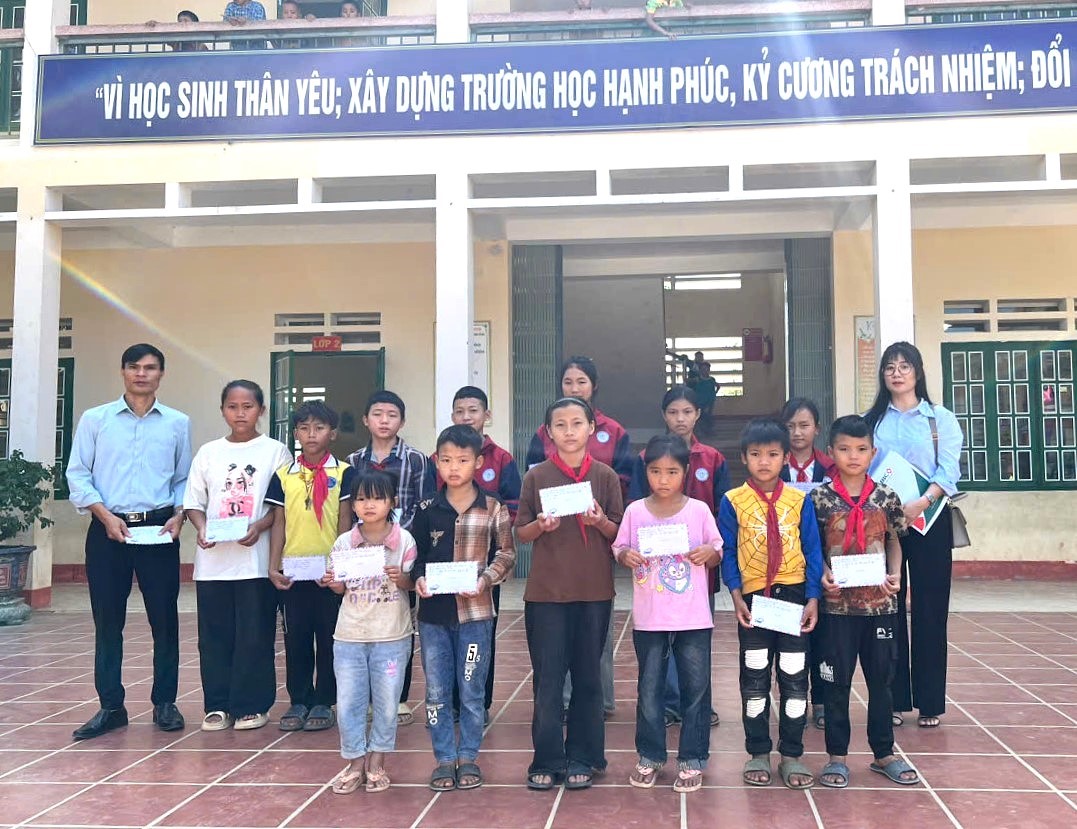 ManpowerGroup Vietnam awarding scholarships to disadvantaged children