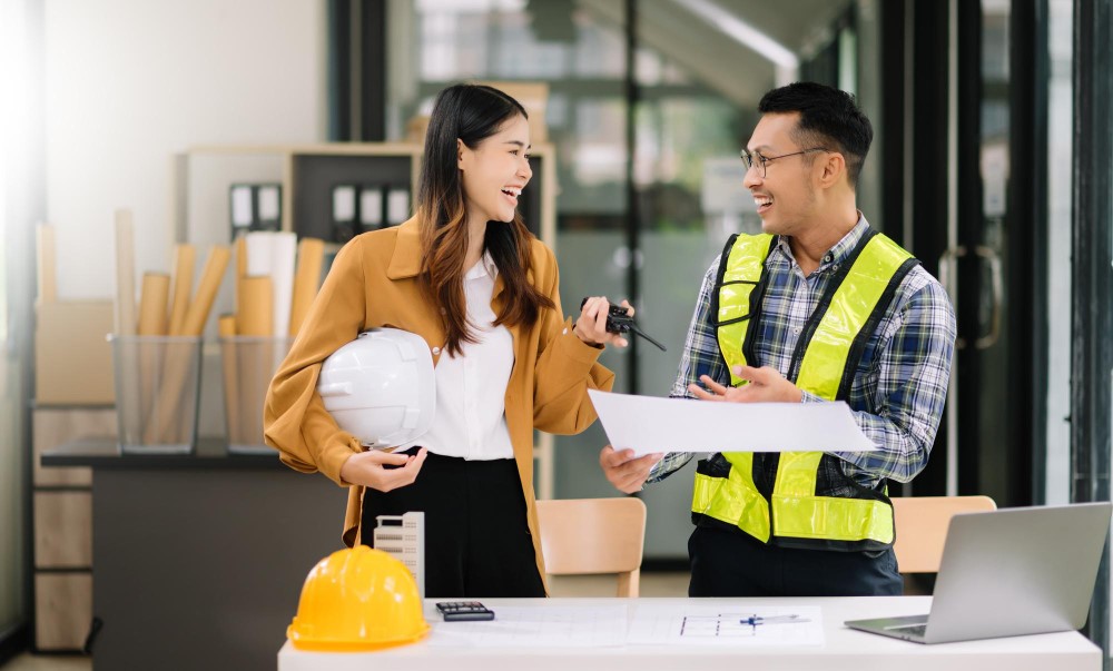 Chuyên gia bán hàng và kỹ sư trong ngành kinh doanh sản phẩm công nghiệp - kỹ thuật trao đổi về các giải pháp kỹ thuật và chiến lược bán hàng tại văn phòng 