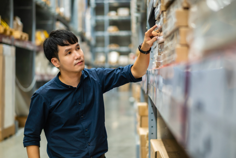 Người quản lý đang giám sát hàng hóa trong kho, minh họa công việc thực tế và lương ngành Logistics tại Việt Nam. 