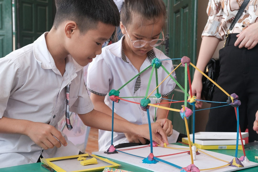 Children in Vinh Phuc practised teamworking and creative thinking through a game