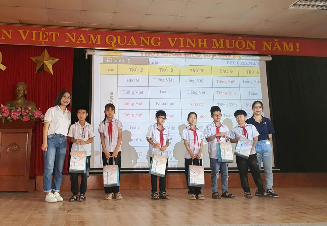 Ms. Nguyen Thanh Thuy, Manager of Recruitment Process Outsourcing (RPO) at ManpowerGroup Vietnam awarded scholarships to children in Vinh Phuc