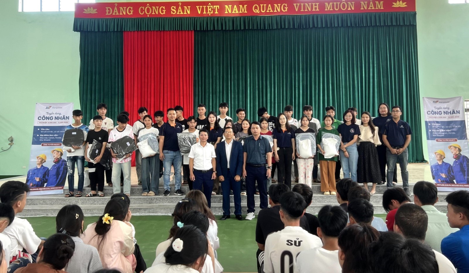 Group of students from Lai Chau receiving gifts from ManpowerGroup Vietnam representatives