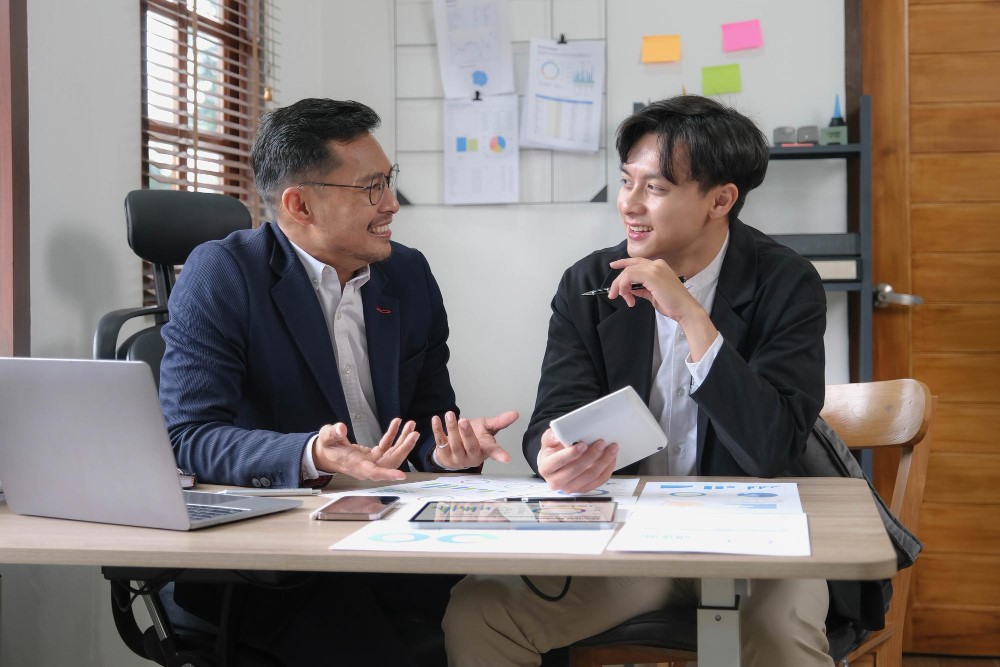 Two office workers are discussing work with each other