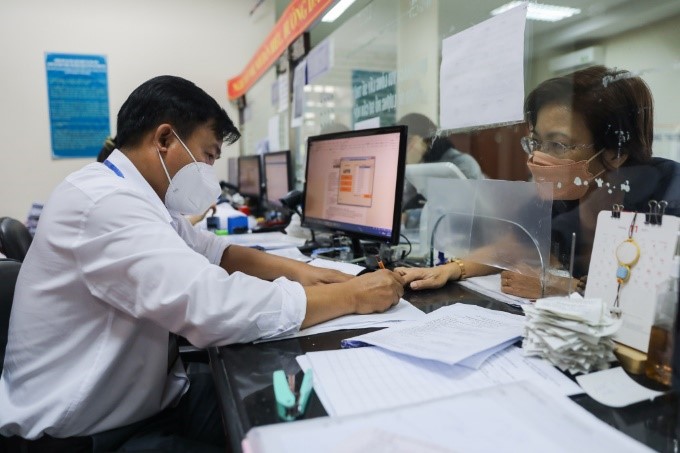 Officials and public servants in Vietnam seeking new career directions after workforce streamlining. 