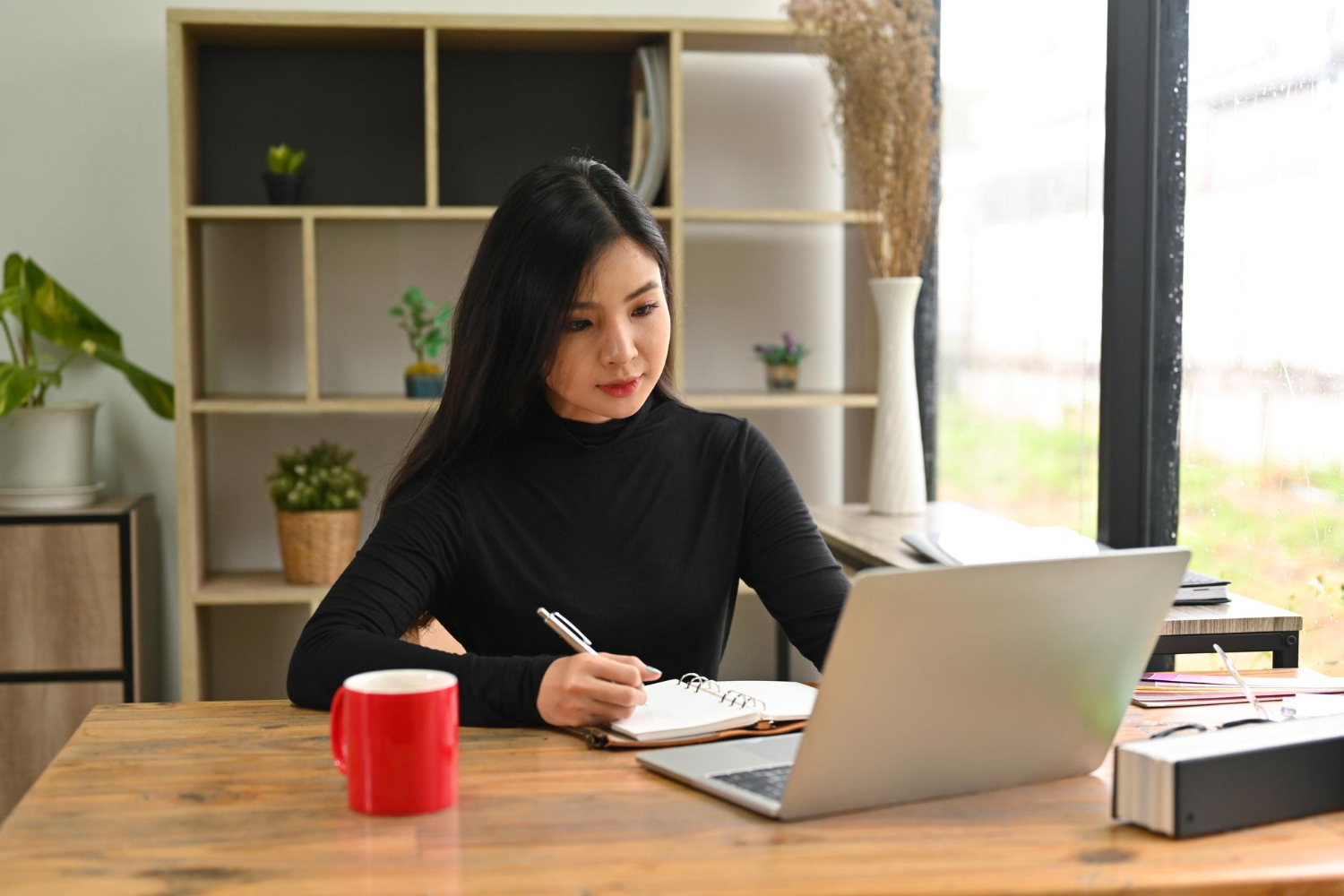 An employee is reading ManpowerGroup Vietnam's cover letter guide to write a cover letter for a job application.