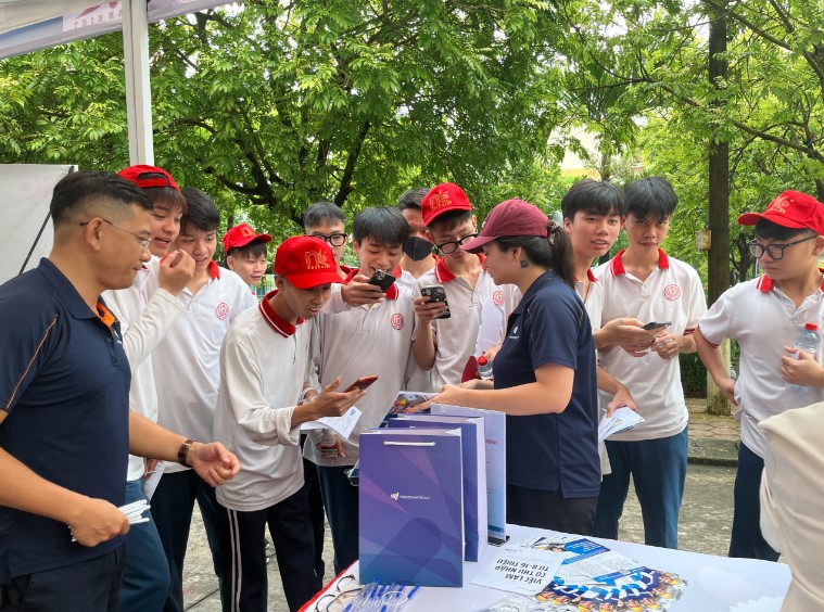 Hai Phong’s young job seekers scanned QR codes to find more job openings in manufacturing, electronics, logistics on ManpowerGroup Vietnam’s website 