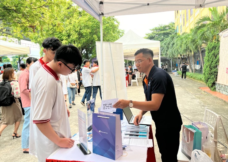 Mr. Nguyen Ba Hoang, Team leader, Staffing & Outsourcing services, Enterprise North, ManpowerGroup Vietnam, shared about the labor demand and job opportunities in manufacturing, electronics, logistics with young people in Hai Phong. 