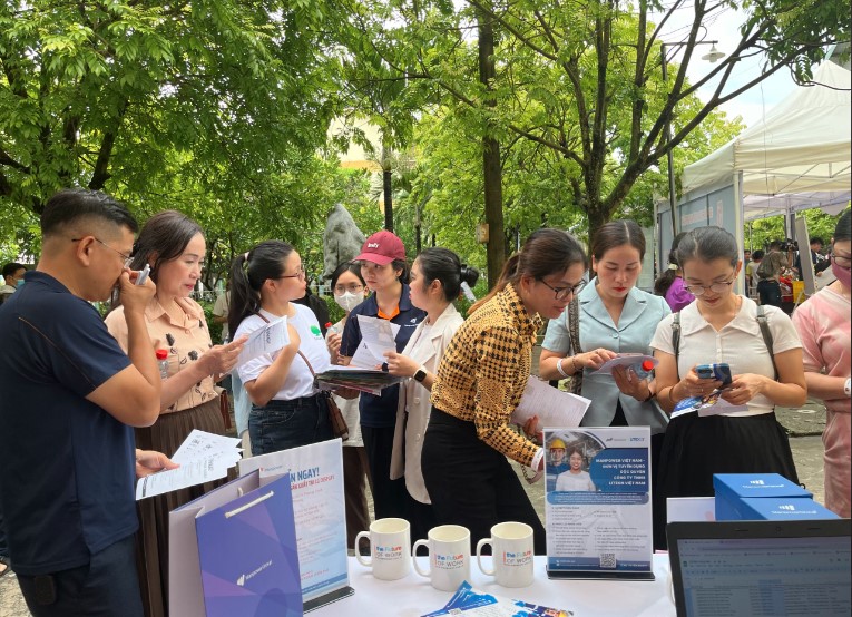 Parents in Hai Phong explored employment opportunities and meaningful sustainable jobs at ManpowerGroup Vietnam in supporting their children with career path development 