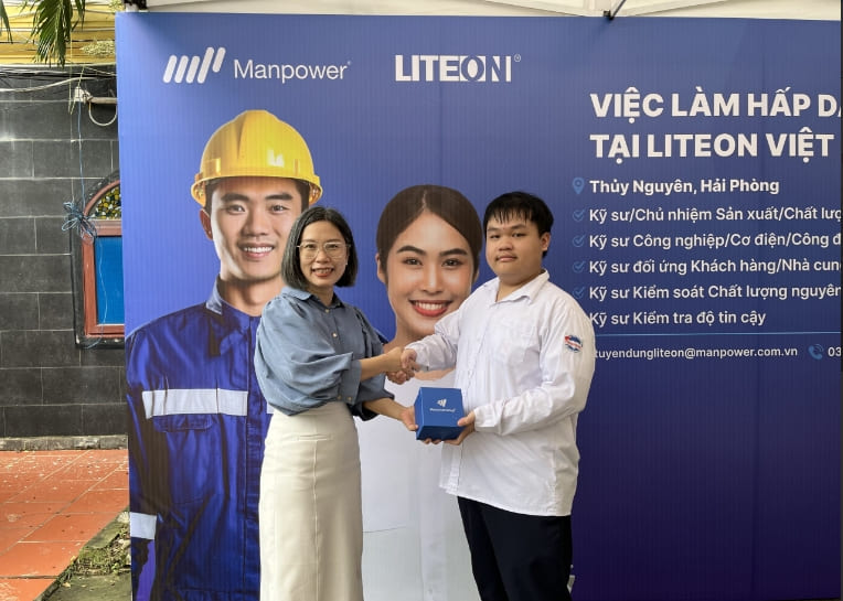 A Hai Phong student at the job fair receive gifts from ManpowerGroup Vietnam when looking for job opportunities at LiteOn Vietnam