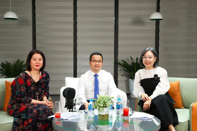 ManpowerGroup Vietnam HR expert and other speakers are sharing about balancing abilities and interests when choosing a career in an online talkshow on career orientation consulting. 